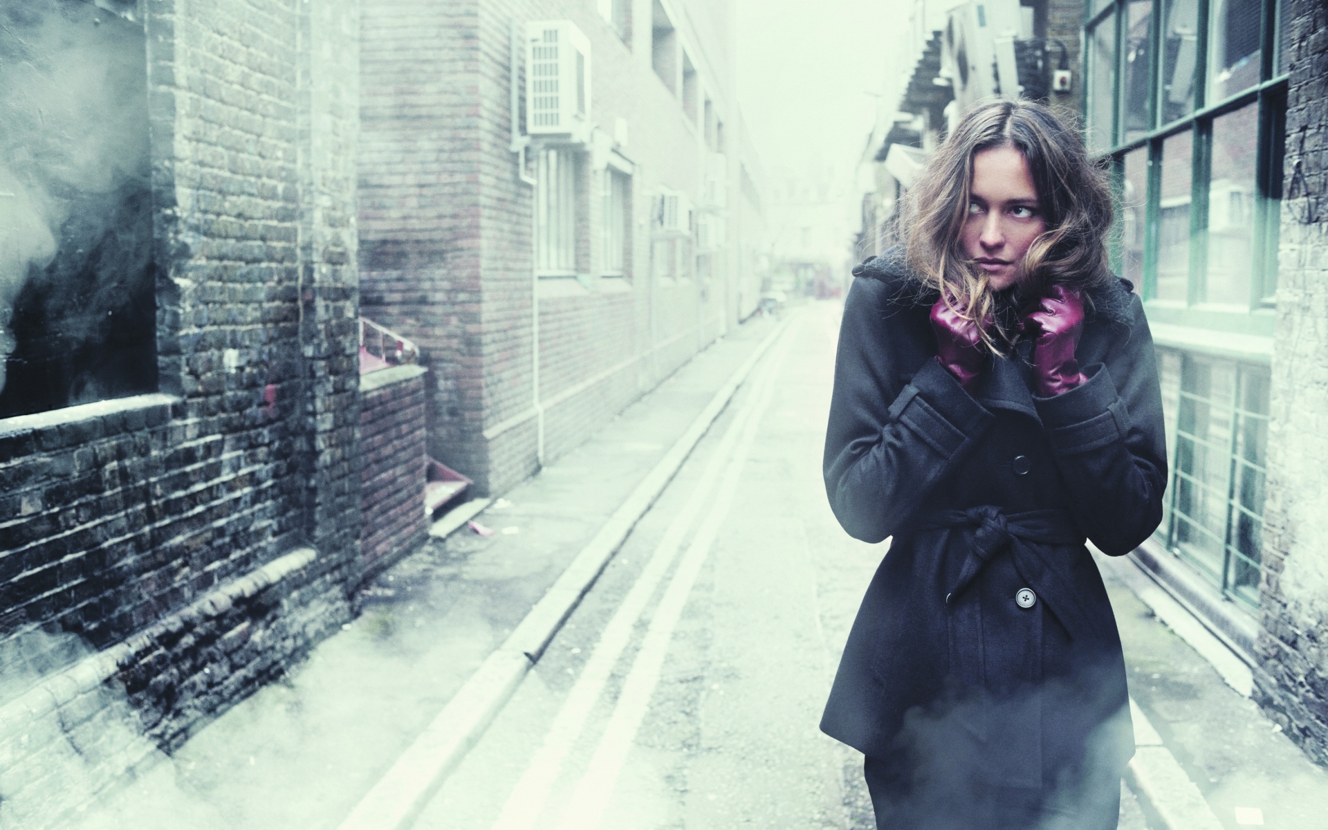 Картинки Девушка, брюнетка, зима, холод, город, улица, пальто фото и обои на рабочий стол