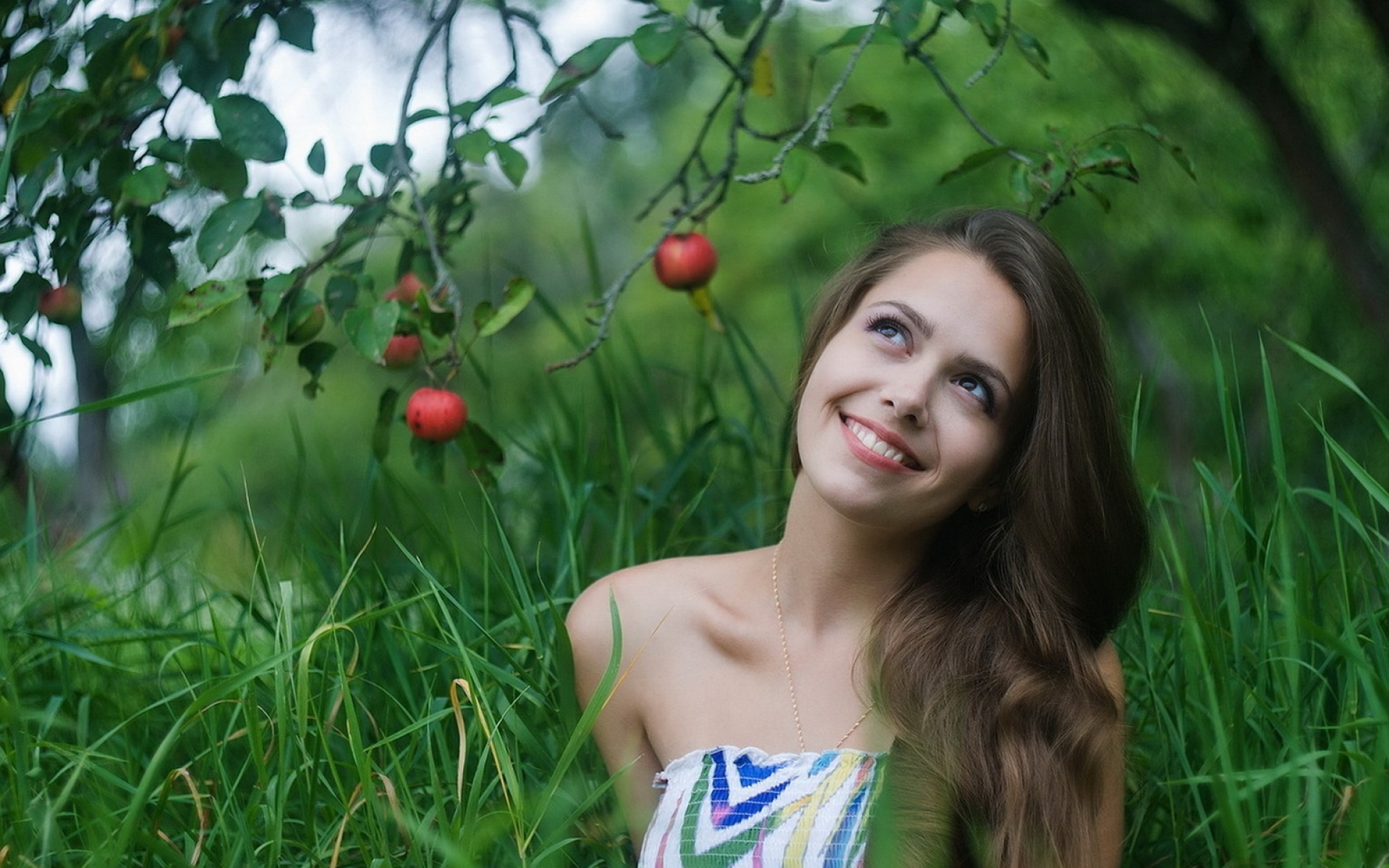 Картинки Девушка, брюнетка, улыбка, деревья, прогулка фото и обои на рабочий стол