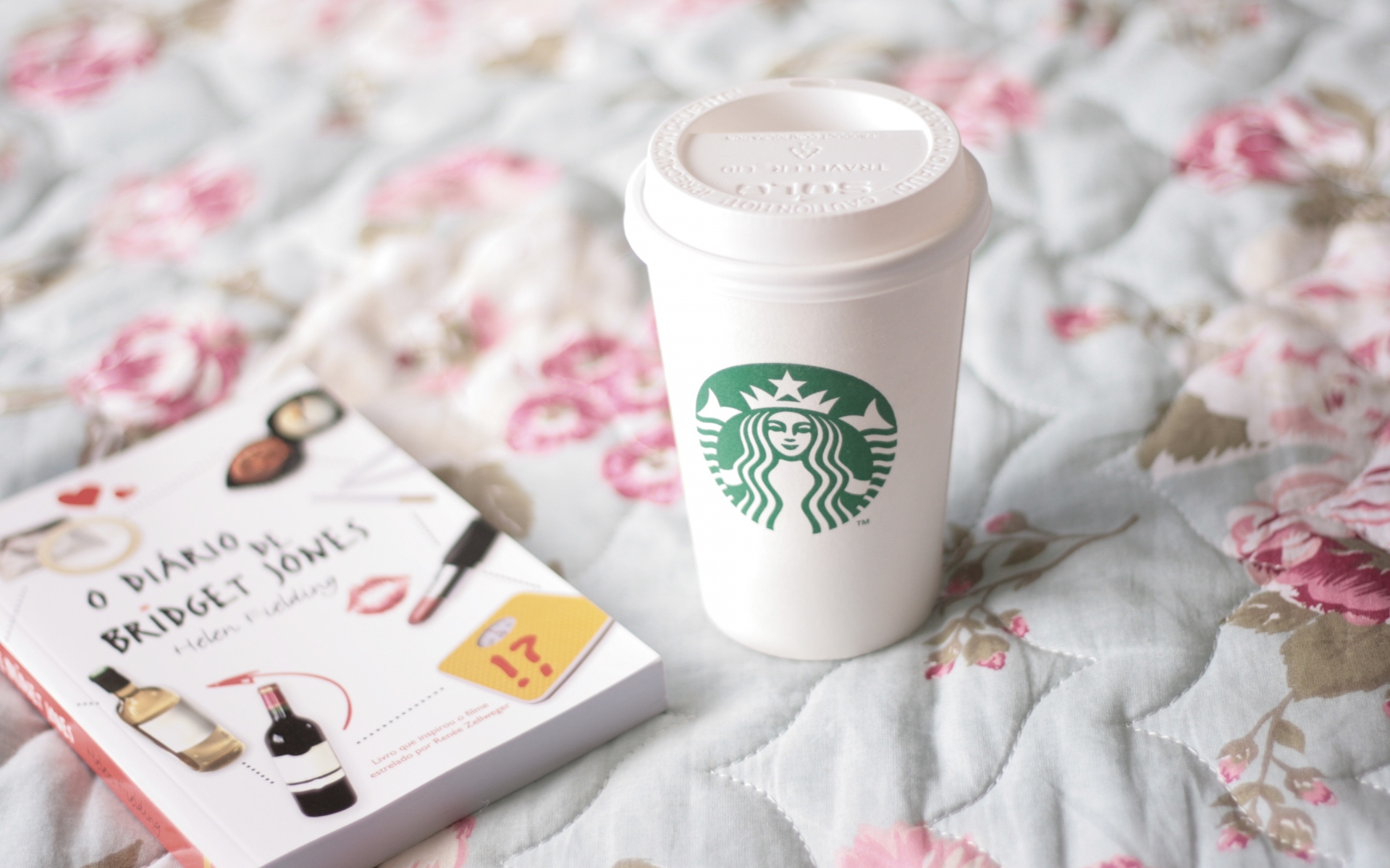 Картинки Starbucks, кофе, чашка, книга, кровать фото и обои на рабочий стол