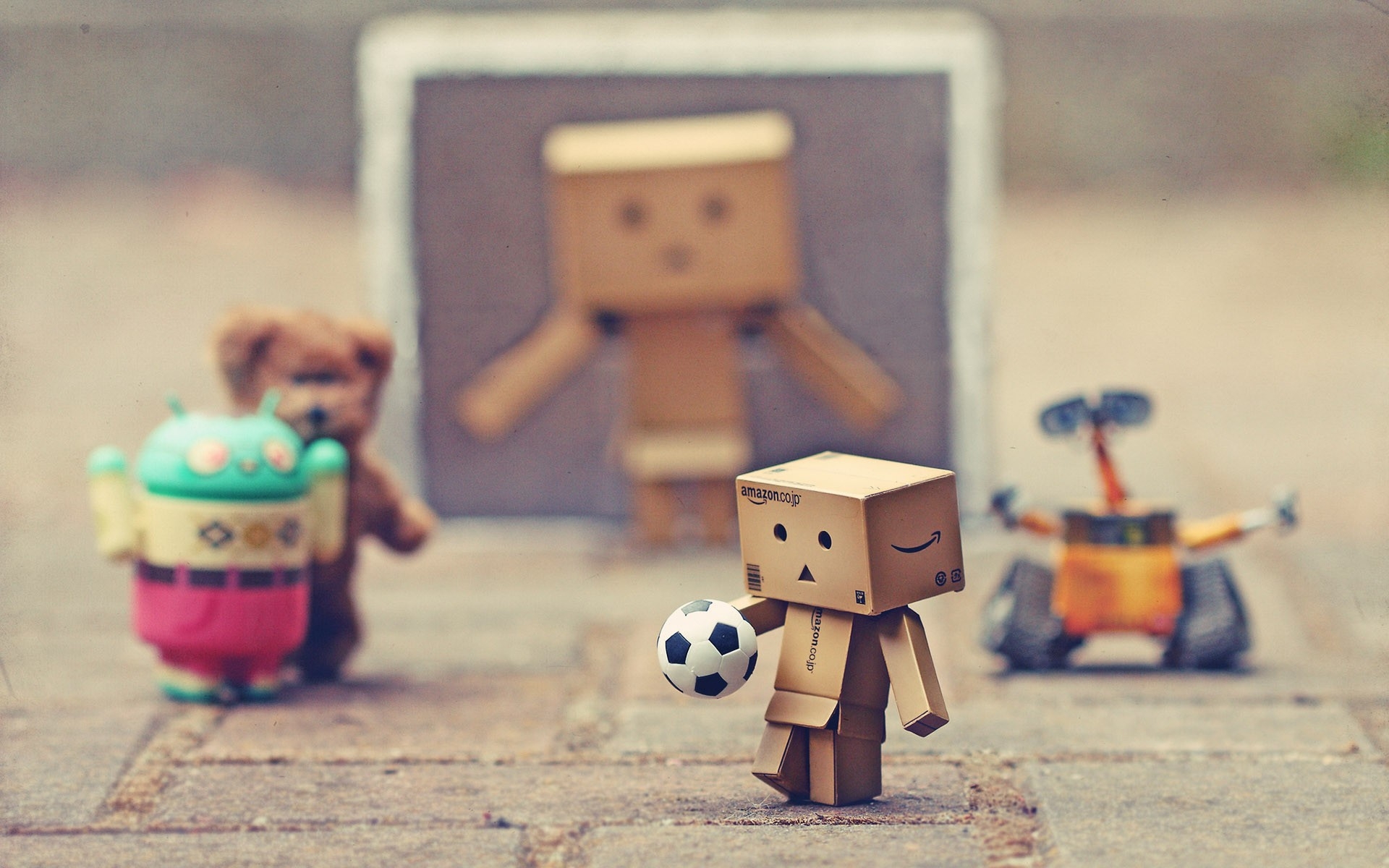 Картинки Danboard, игрушки, wall-e, компания, картон, робот фото и обои на рабочий стол