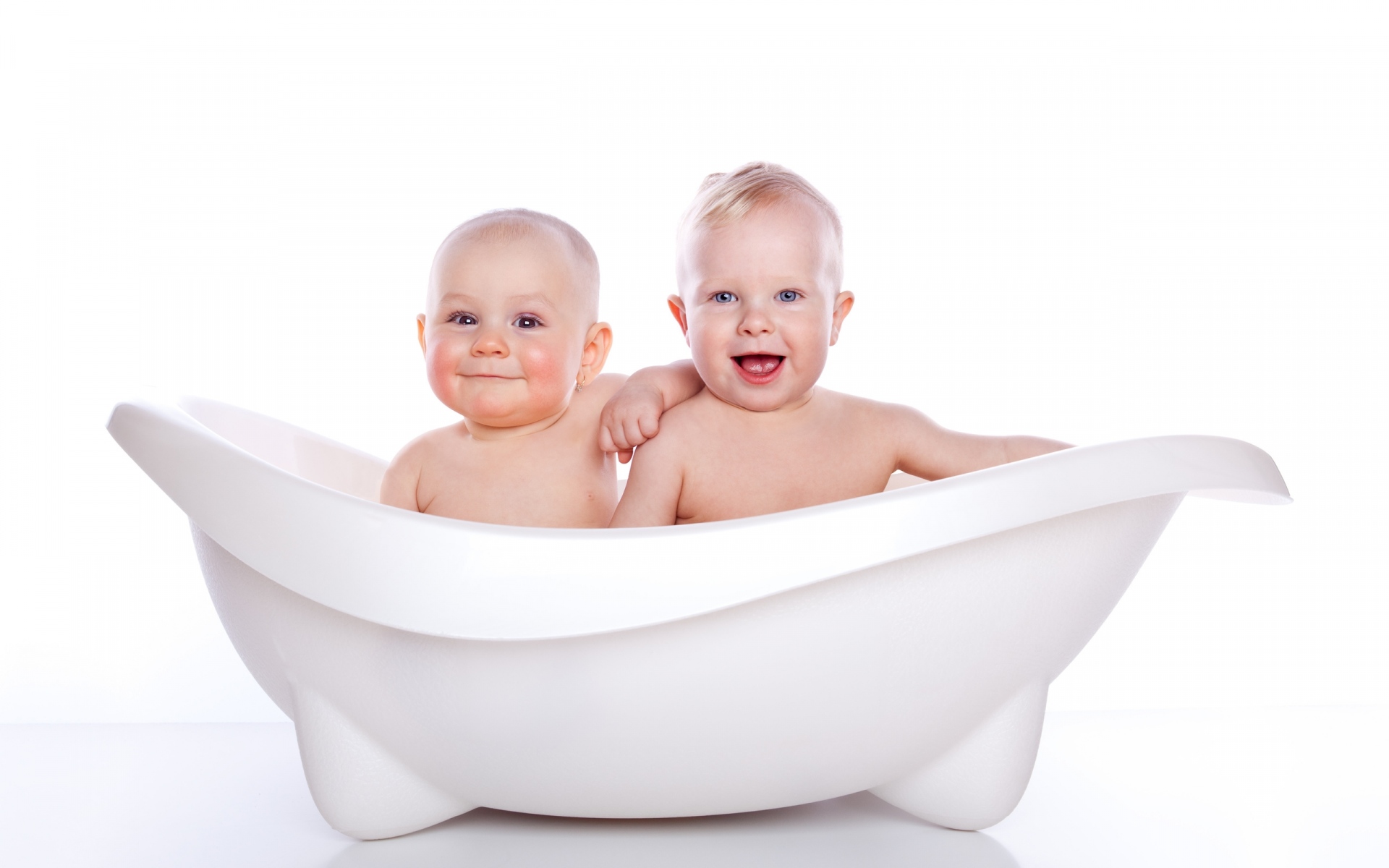 Фотосессия малыша в ванночке. Ребенок в ванной Сток. Ванночка для двойняшек. Ванночка для фотосессии. Ванна детей 5 лет