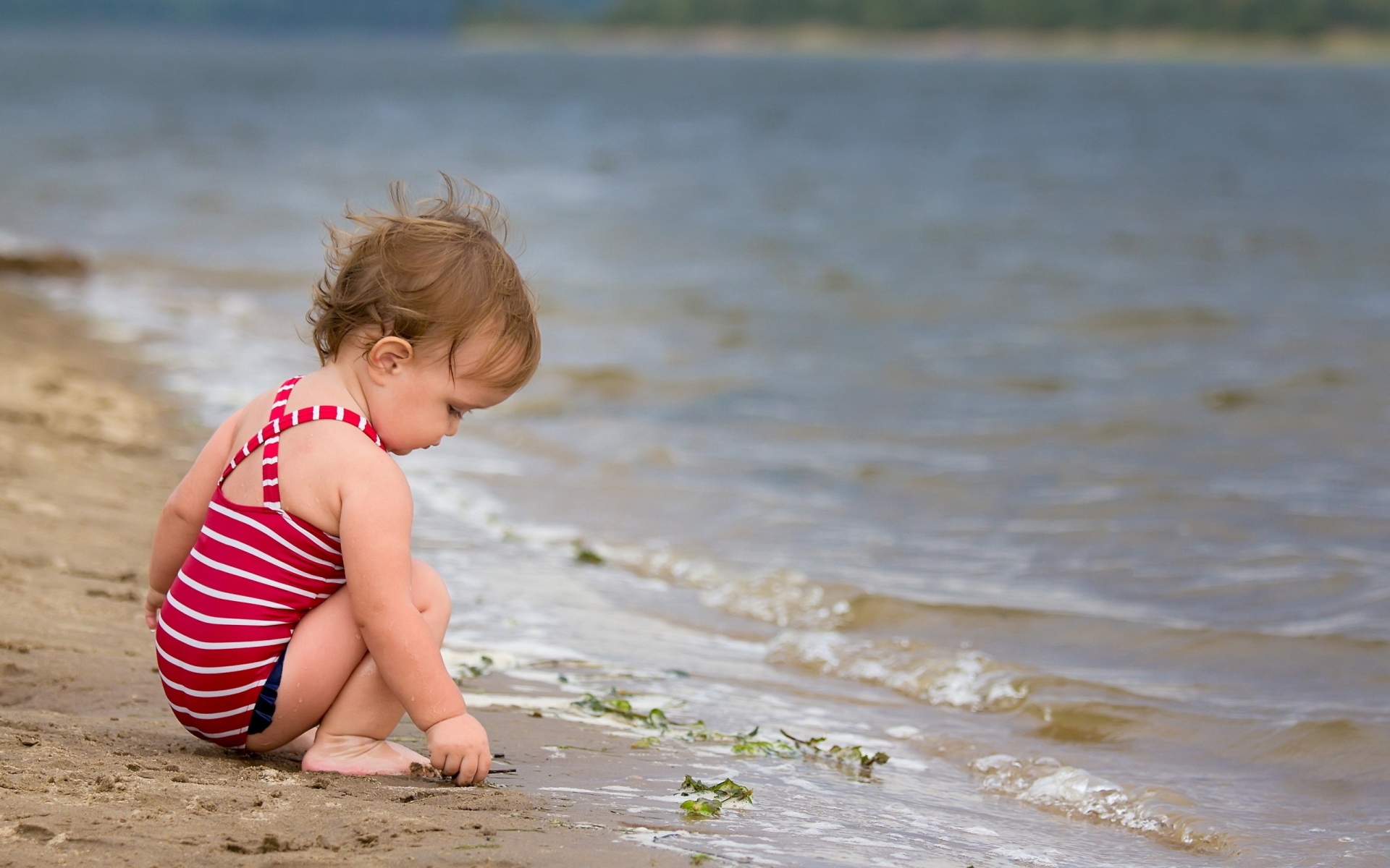 Картинки Ребенок, пляж, море, сидеть, играть, скалы, песок фото и обои на рабочий стол