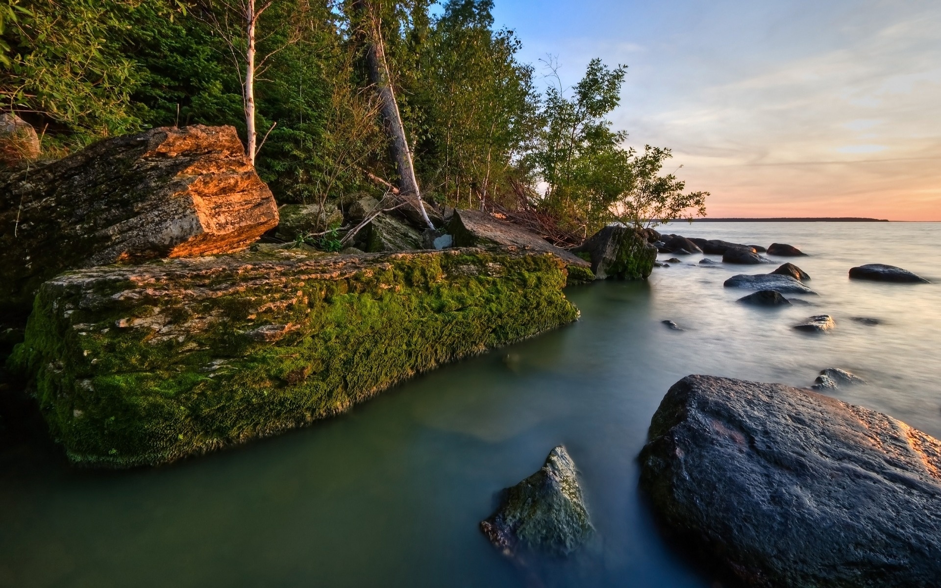Картинки пластины, камни, берег, мох, вода гладкая поверхность фото и обои на рабочий стол