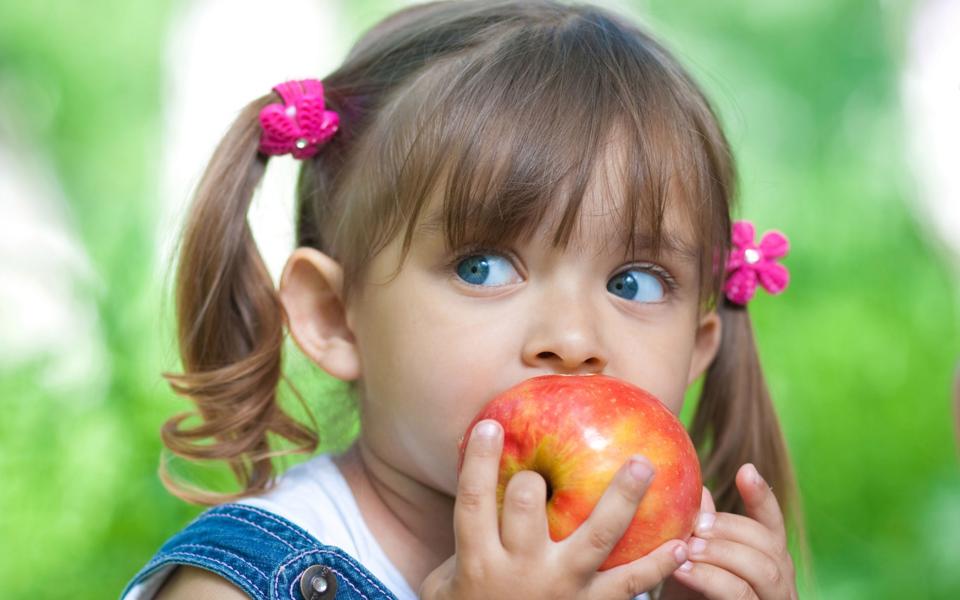 ребенка, синий, яблоко, едят, глаза, девушка.