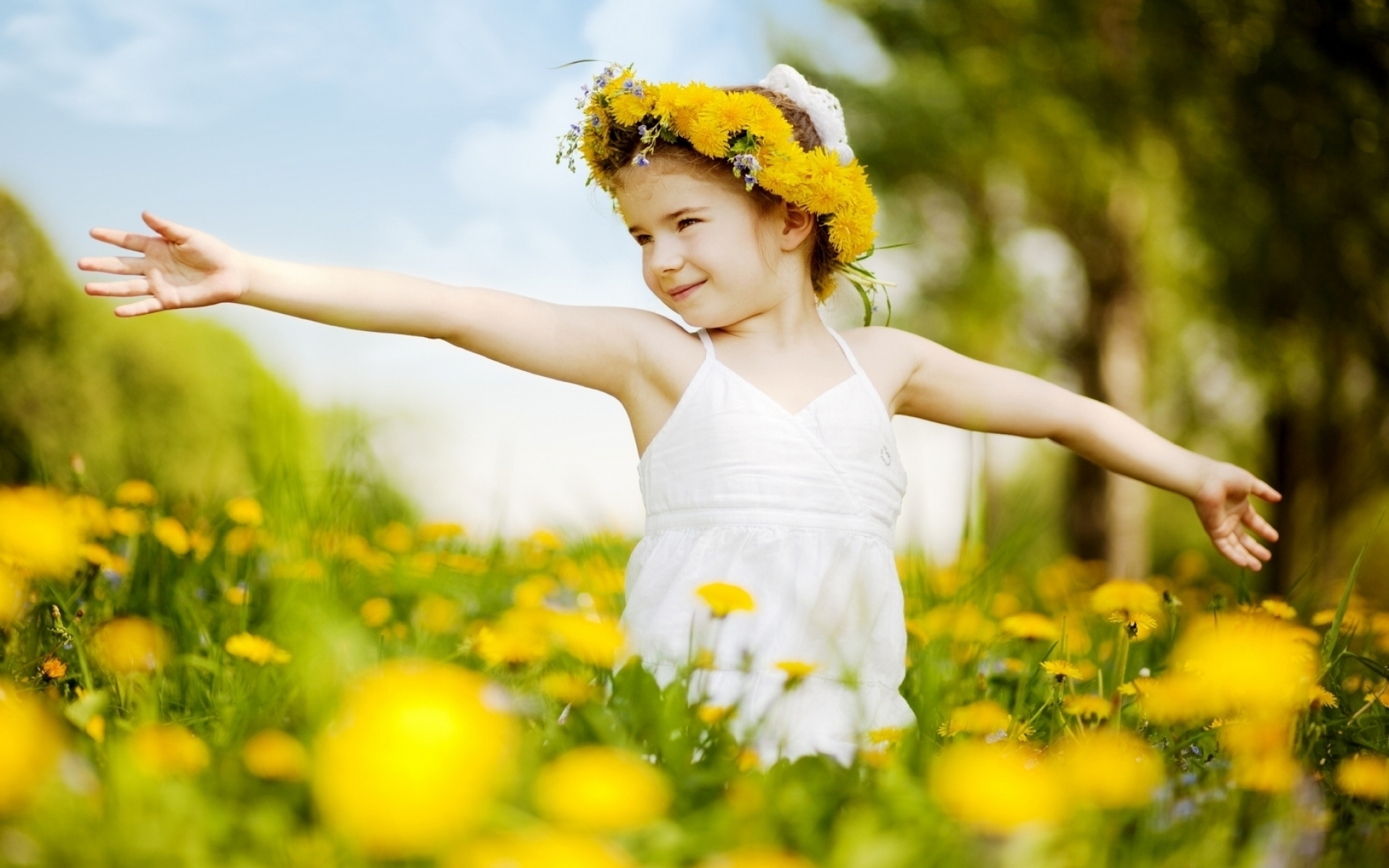 Картинки маленькая девочка, луг, настроение, одуванчик, цветы, трава, свет, лето, венок фото и обои на рабочий стол
