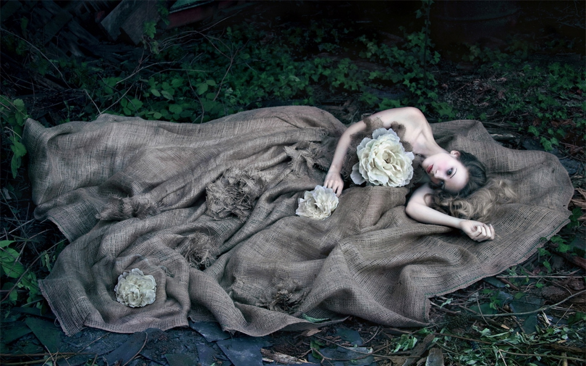 Мертвой тканью является. Девушка лежит на земле мёртвая. Фотосессия с мешковиной. Мертвая девочка на траве. Девушка мертвая фотосессия.