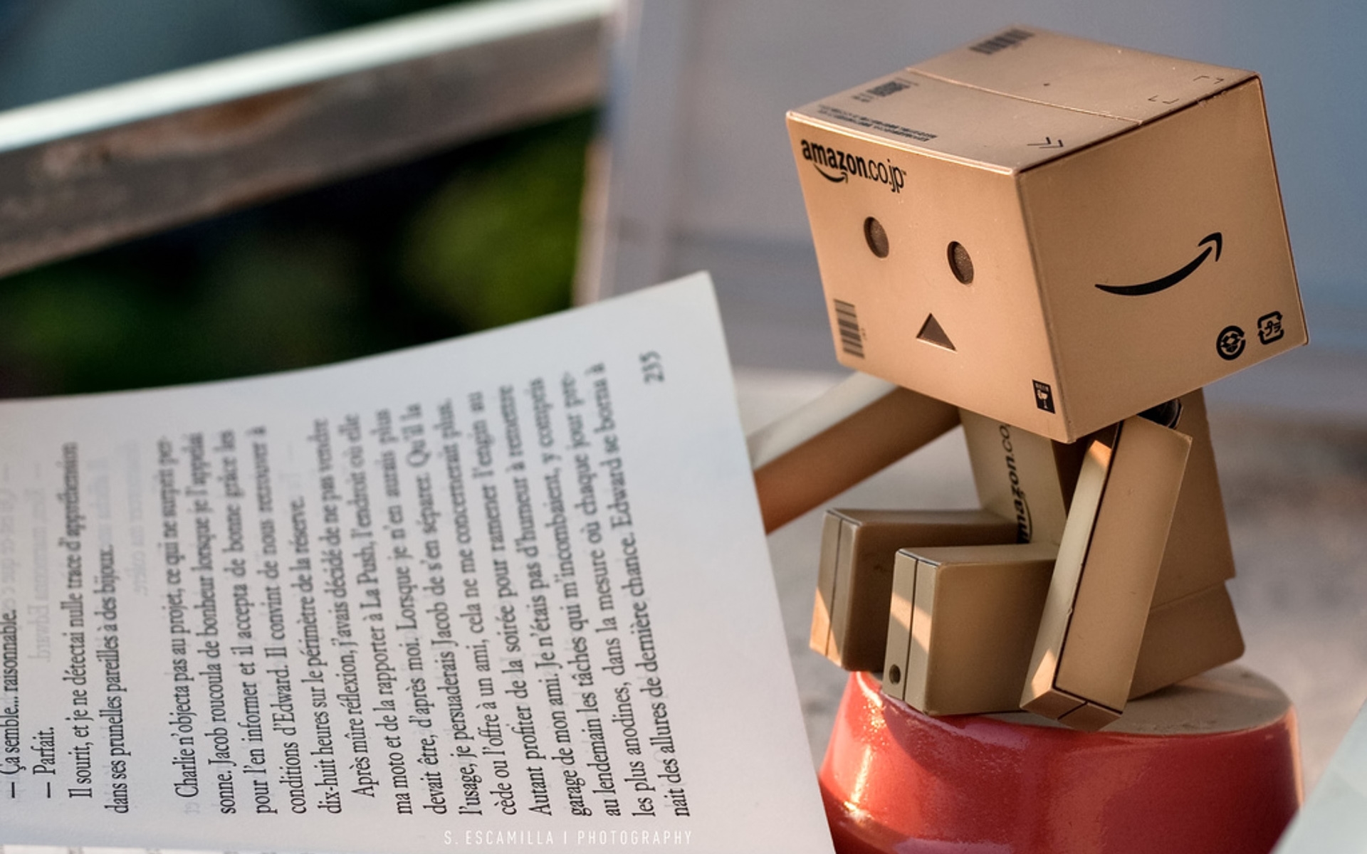 Картинки danboard, книга, читать, картонный робот фото и обои на рабочий стол