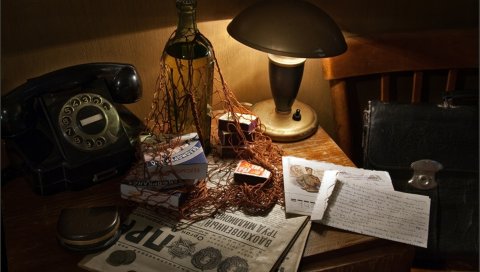Газета, стол, лампа, телефон, письмо, сумка для шнурка