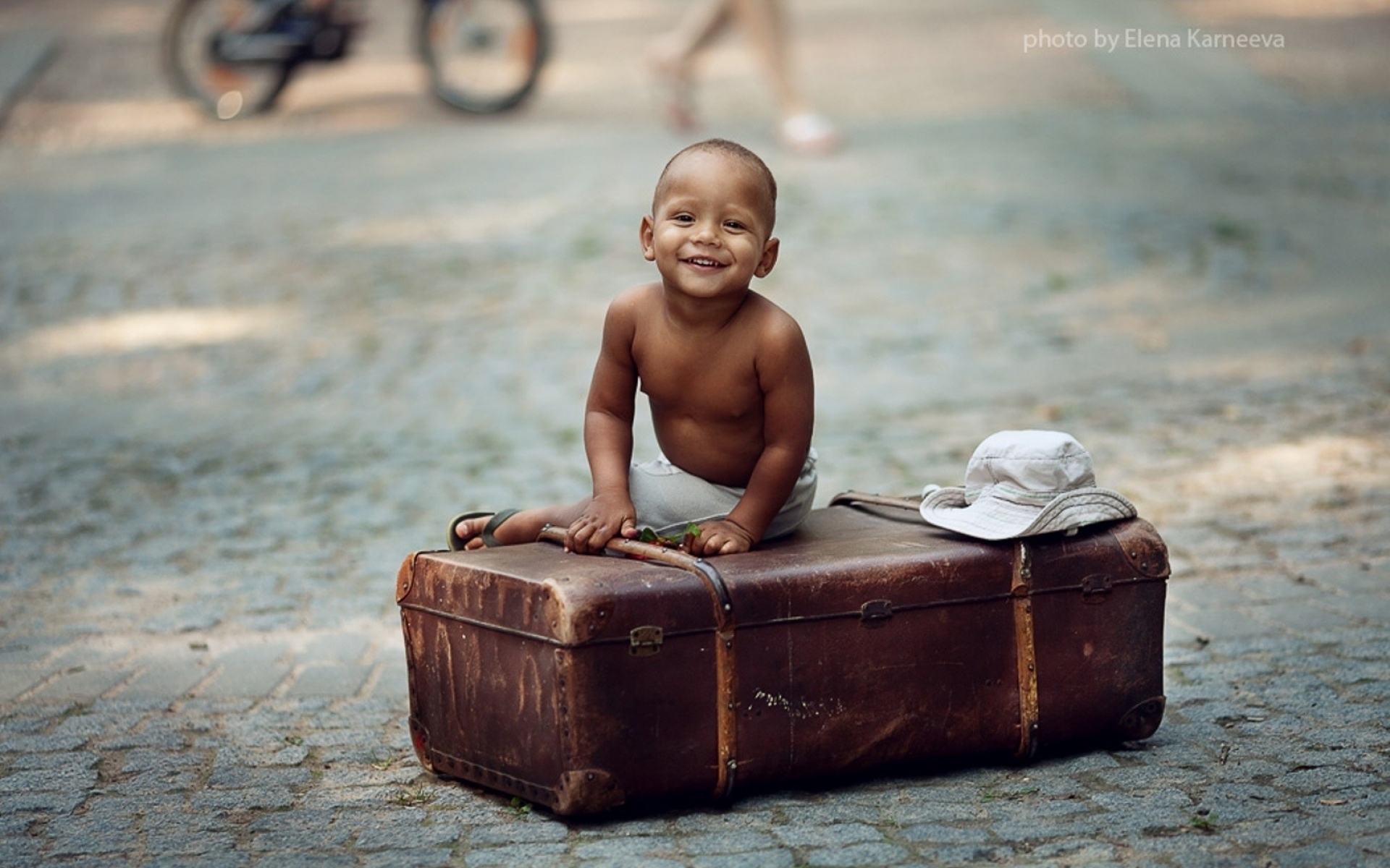 Картинки Ребенок, чемодан, шляпа, улыбка, улица, город фото и обои на рабочий стол
