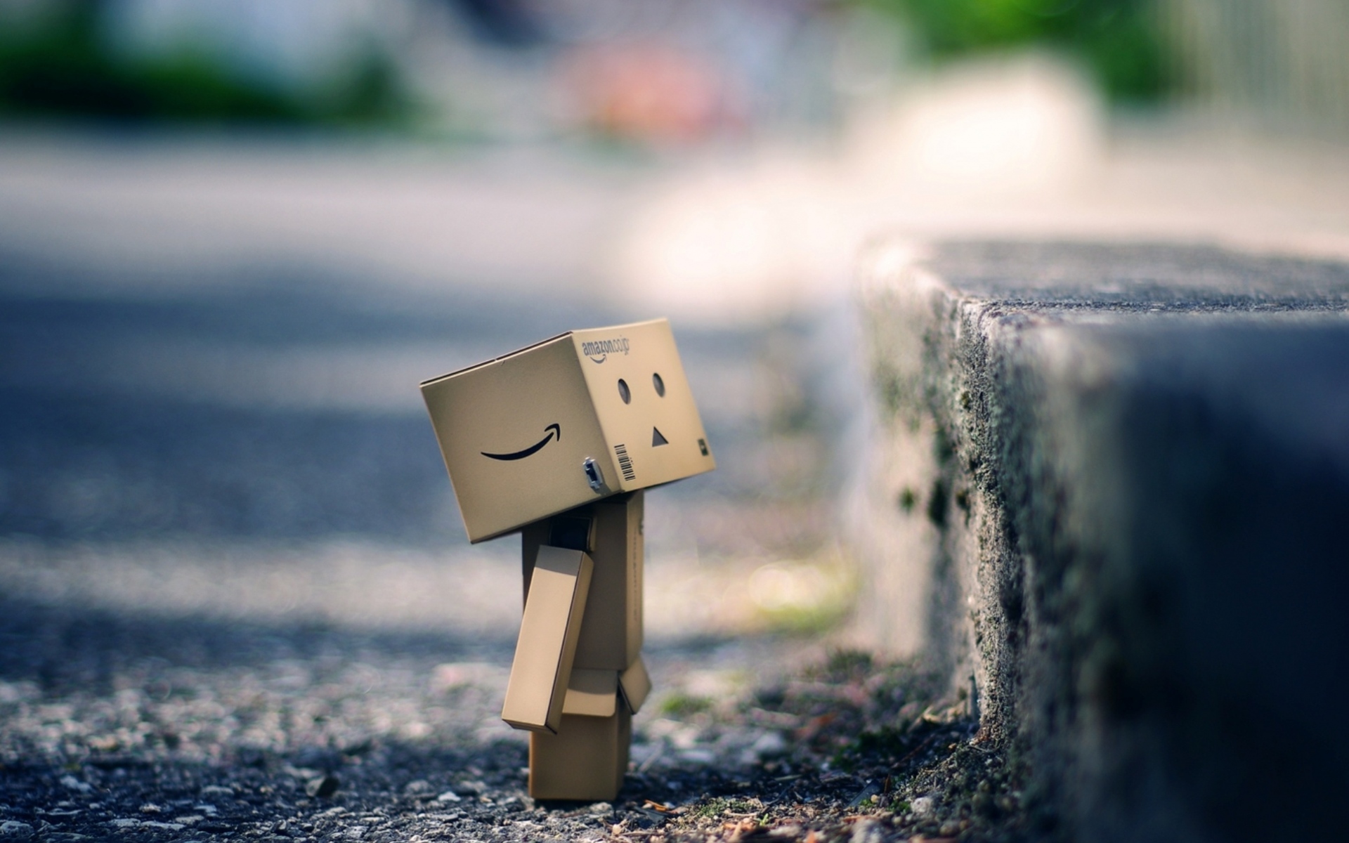 Картинки Danboard, картонный робот, ящик, тротуар, асфальт фото и обои на рабочий стол