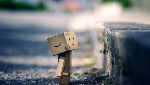 Danboard, картонный робот, ящик, тротуар, асфальт
