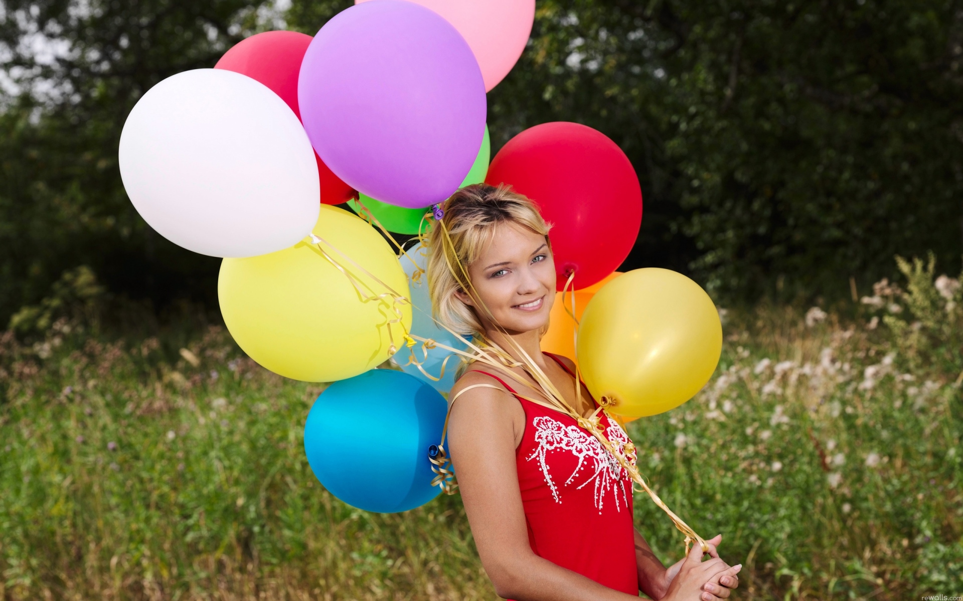 Картинки Девушка, воздушные шары, трава, поле, улыбаясь, блондинка фото и обои на рабочий стол