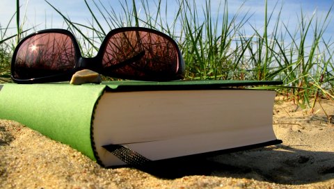 Лето, отпуск, книга, очки, закладки, песок, трава