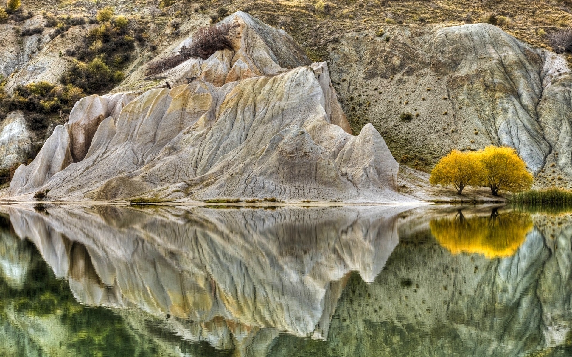 Картинки Деревья, желтый, пара, скала, отражение, вода фото и обои на рабочий стол