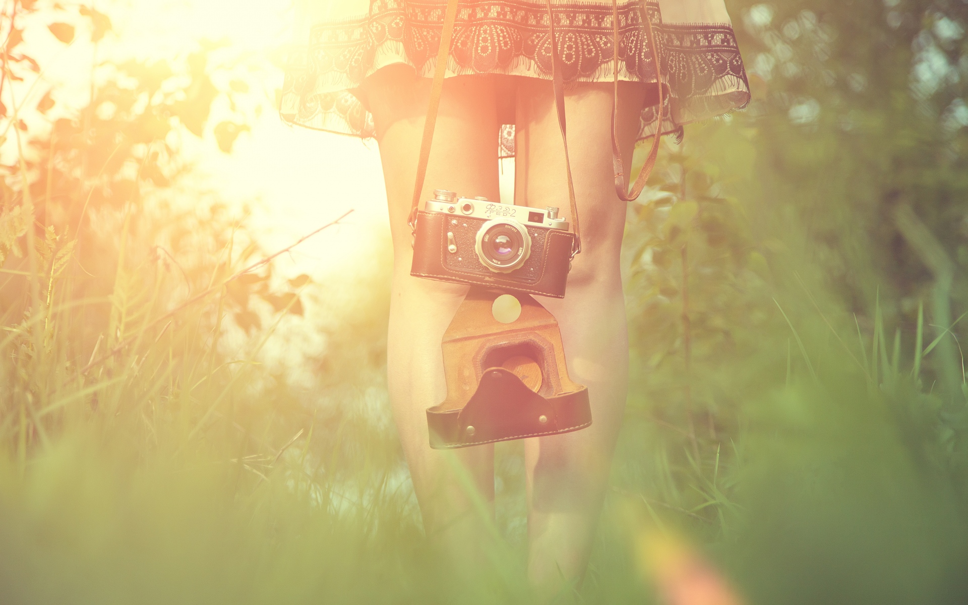 Картинки Девушка, камера, солнце, трава, ноги, платье, вспышка фото и обои на рабочий стол