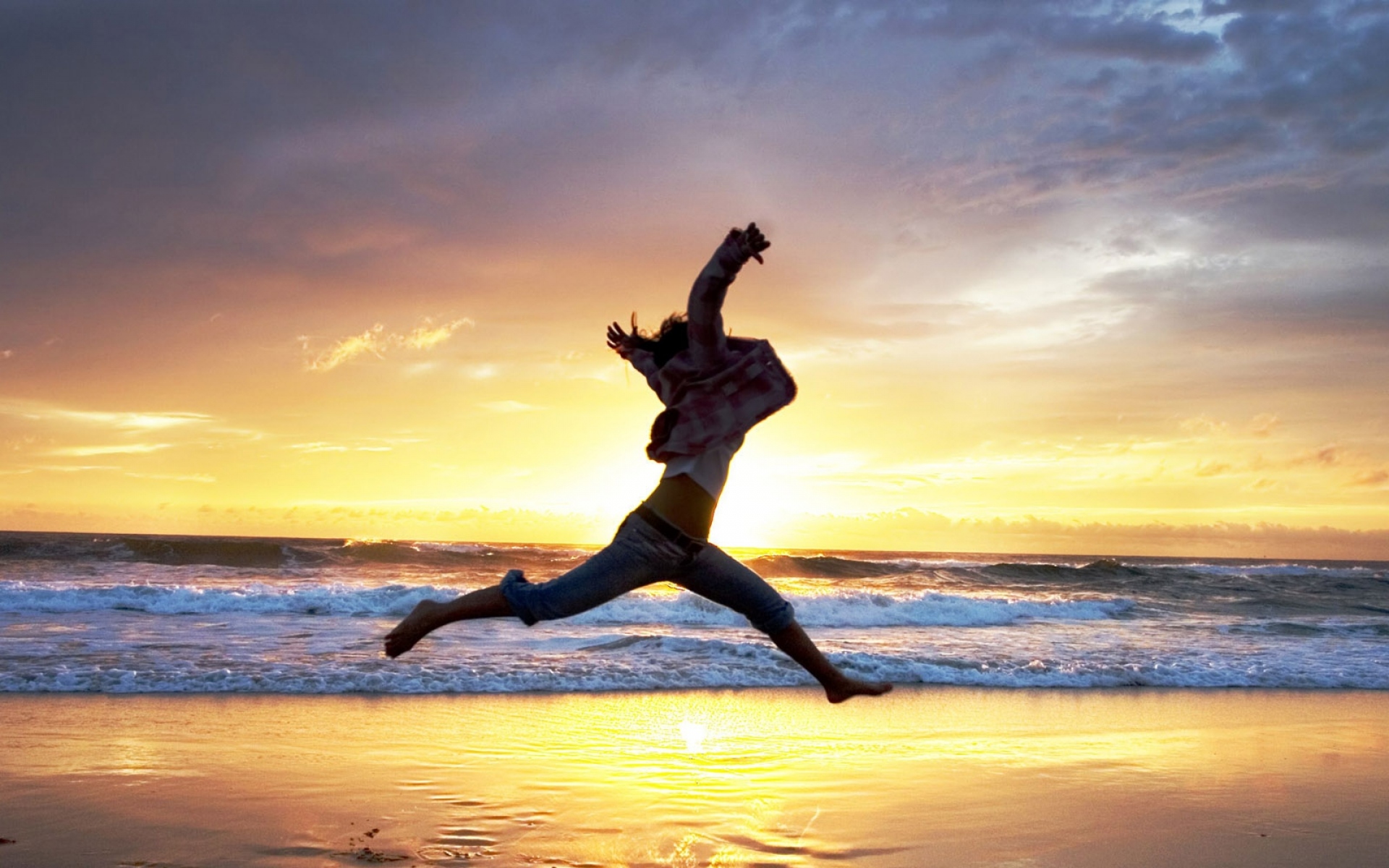 Движение счастья жизни. Красивый прыжок. Свобода радость счастье. Прыжок в море девушка. Счастье у моря.