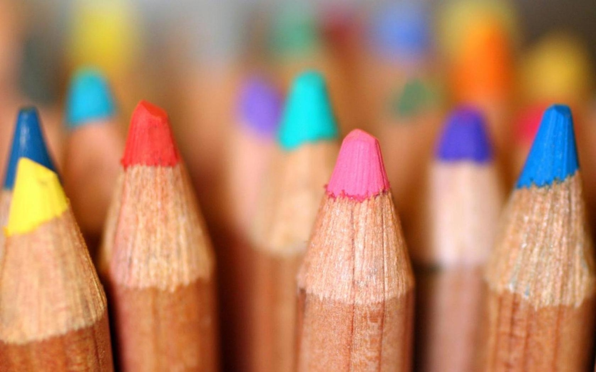 Цветные карандаши на рабочий стол