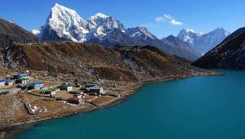 Побережье, сооружения, поселение, горы, вода