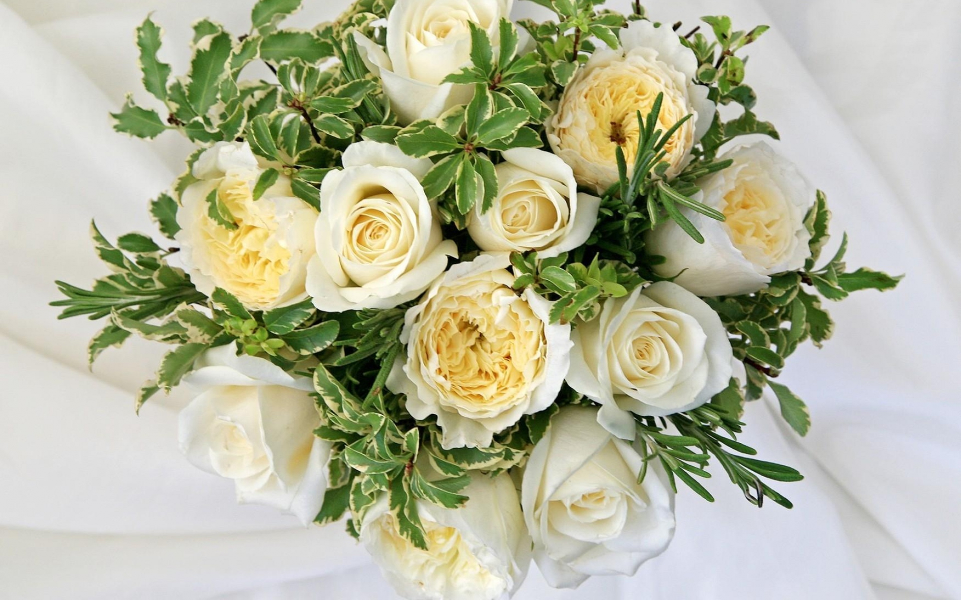 Что добавляют в букет к розам. Красивый букет белых роз. Шикарный букет белых роз.