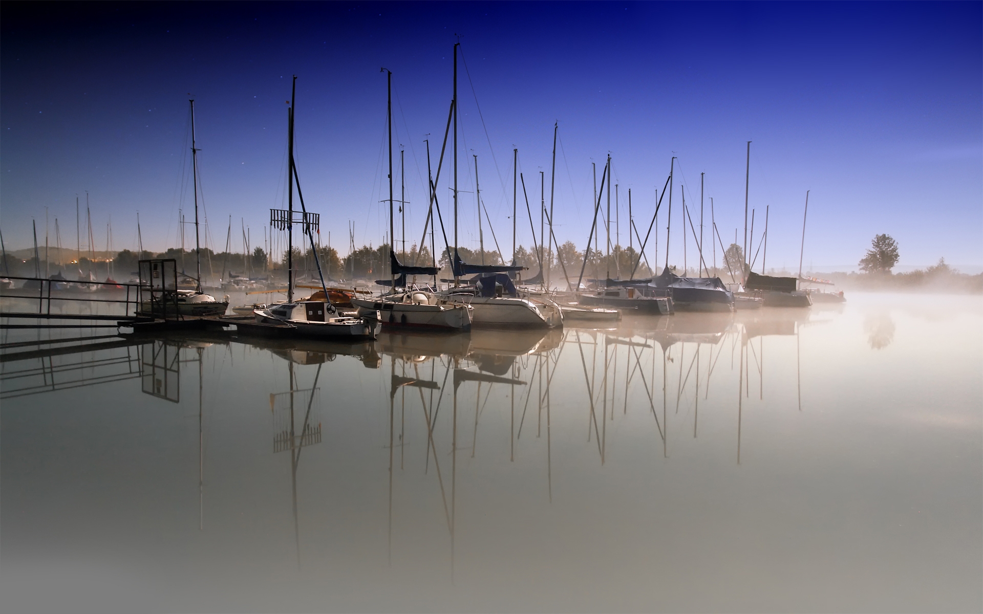 Картинки Лодки, причал, туман, гладкая поверхность воды, парусники, утро фото и обои на рабочий стол