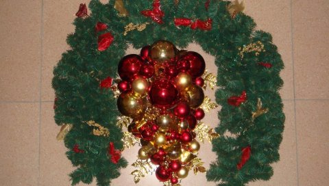новогодние игрушки, шары, хвоя, венок, праздник, рождество, атрибутика