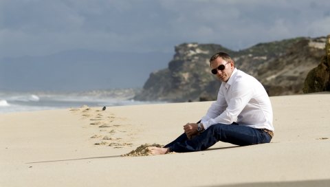 Daniel craig, брюнетка, актер, песок, пляж, скалы, тропы