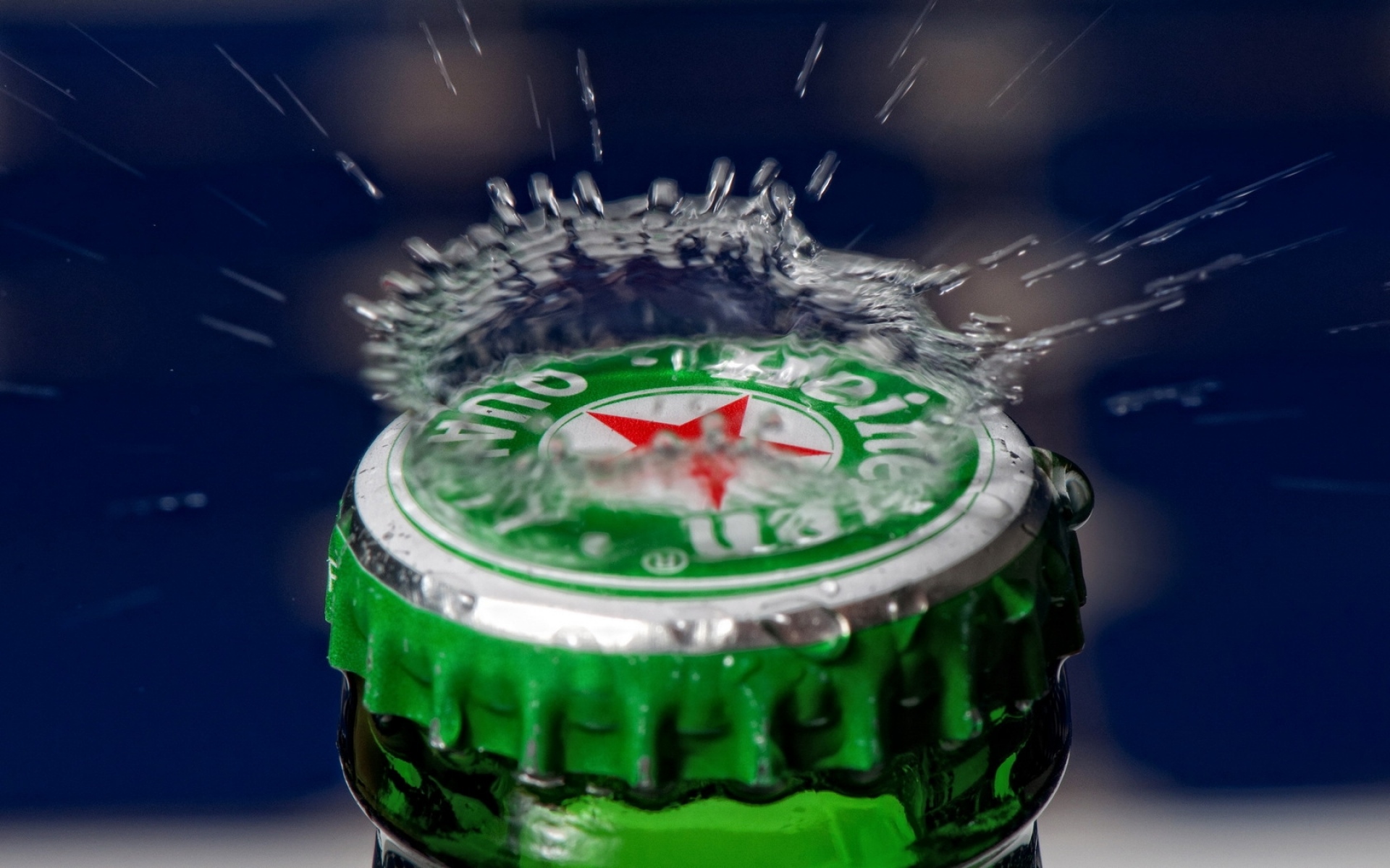 Картинки Пиво, бутылка, колпачок, спрей, крупный план, heineken фото и обои на рабочий стол