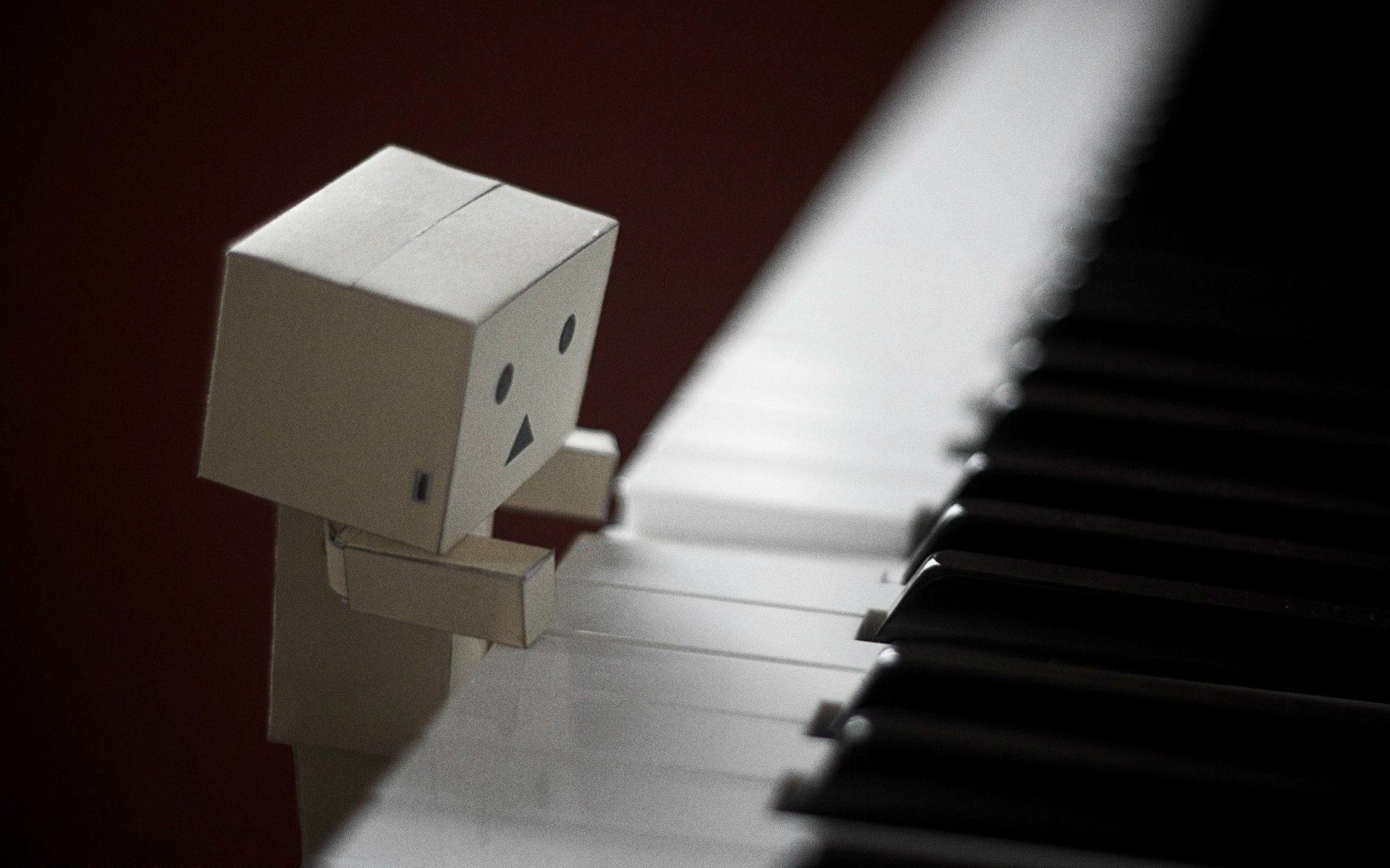 Картинки Danboard, картонный робот, игра, фортепиано, клавиши, настроение, тень фото и обои на рабочий стол