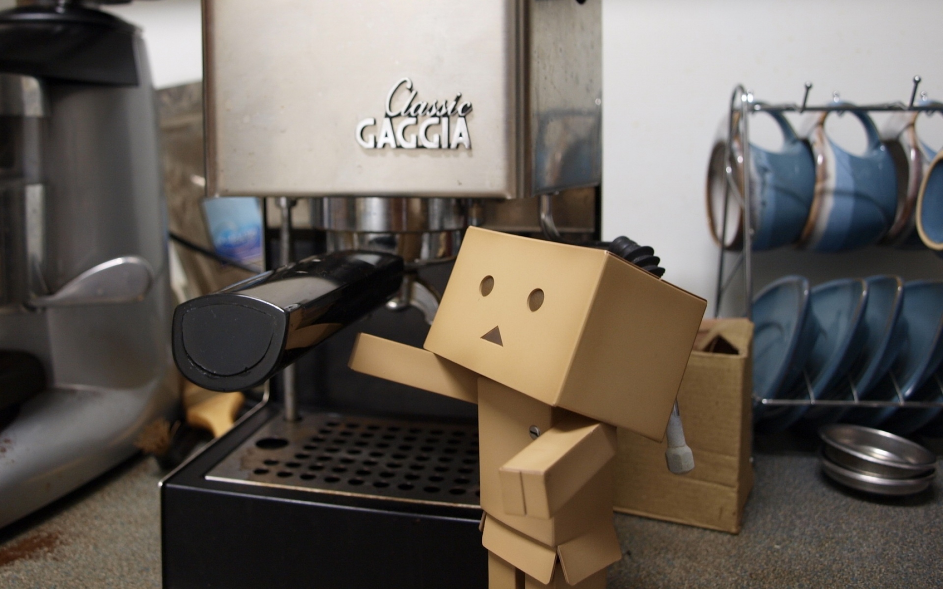 Картинки Danboard, картонный робот, кофеварка, кухня, чашки фото и обои на рабочий стол