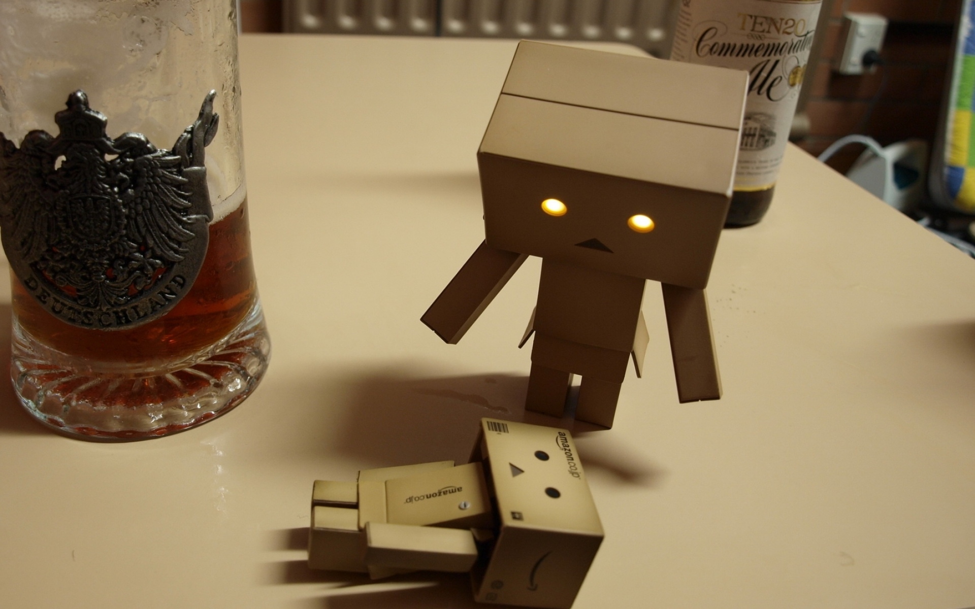 Картинки Danboard, коробки, роботы, пар, чай, яд, сюрприз фото и обои на рабочий стол