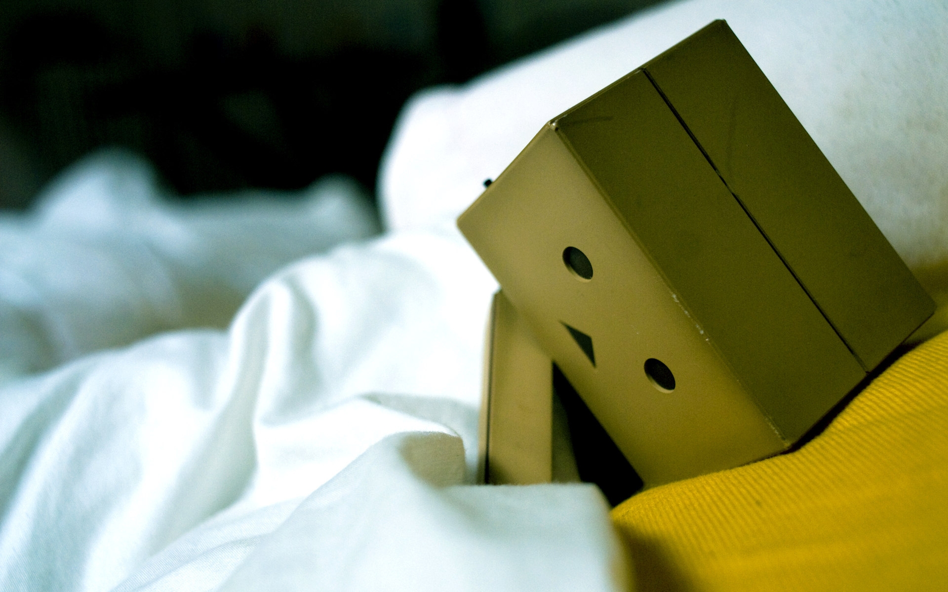 Картинки Danboard, коробки, робот, кровать, печаль фото и обои на рабочий стол