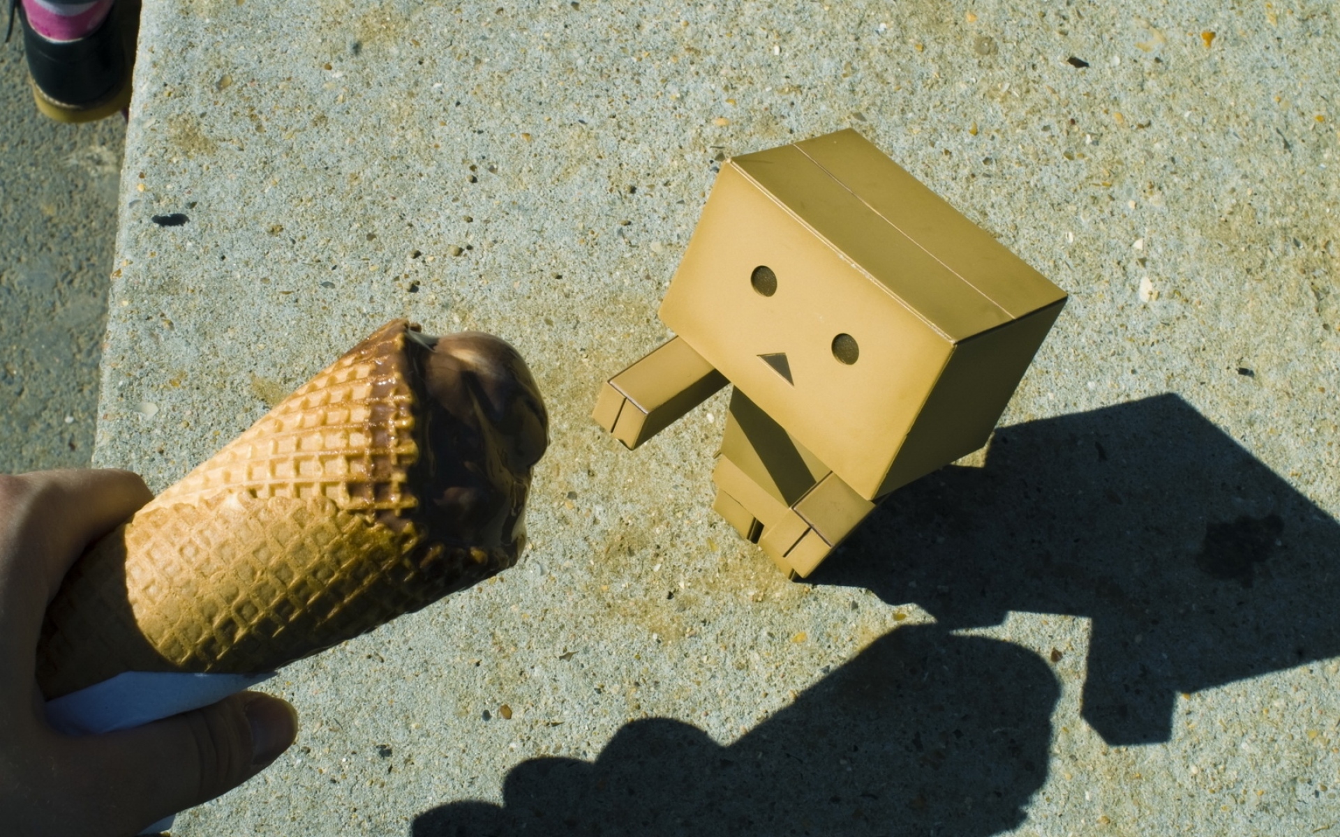 Картинки Danboard, коробки, робот, спиртные напитки, мороженое, рука, понимание фото и обои на рабочий стол