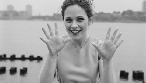 Zooey deschanel, брюнетка, руки, улыбка, актриса, знаменитость, черно-белые