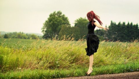 Брюнетка, поле, трава, платье, ветер, фотосессия