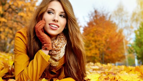 Брюнетка, осень, длинношерстная, перчатки, куртка, улыбаясь, листья