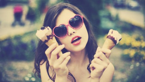 Девушка, брюнетка, солнцезащитные очки, мороженое, эмоции, лицо