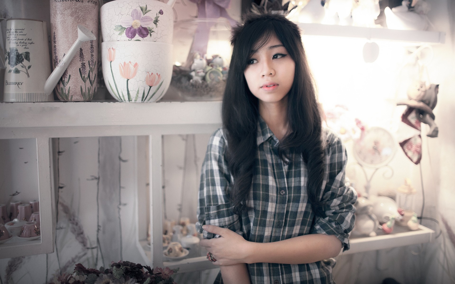 Картинки Девушка, азиатская, брюнетка, рубашка, комната фото и обои на рабочий стол