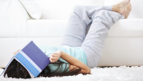 Девушка, учеба, книги, диван, ковер, усталость