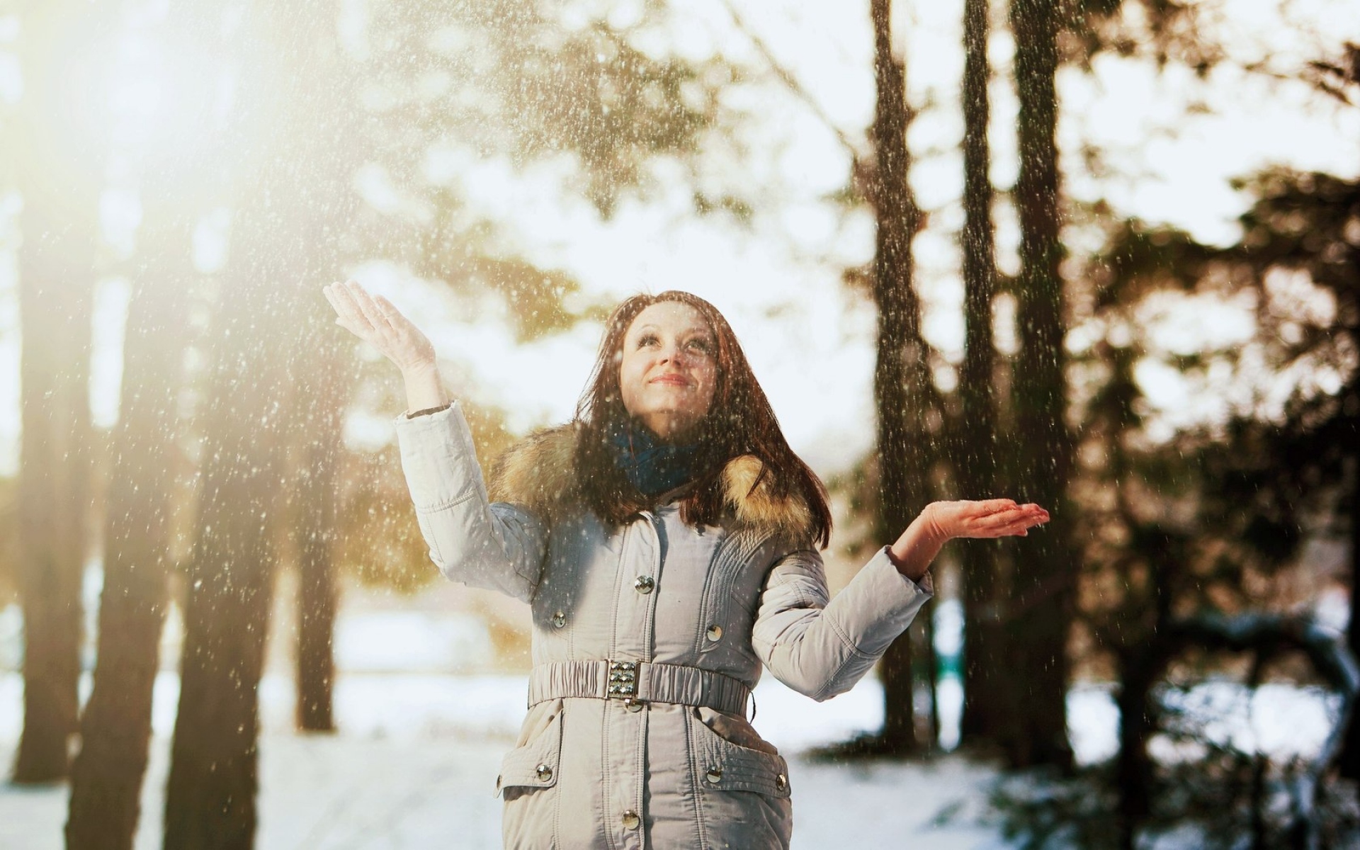 Женщина в сугробе. Девушка в снегу. Зима радость. Радостная девушка зимой. Зимнее счастье.