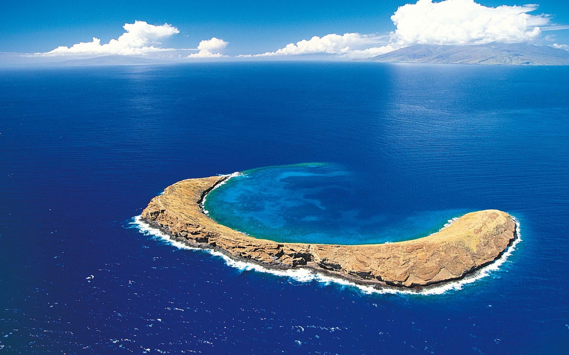 Картинки остров, скалы, рифы, голубая вода, высокие морские фото и обои на рабочий стол