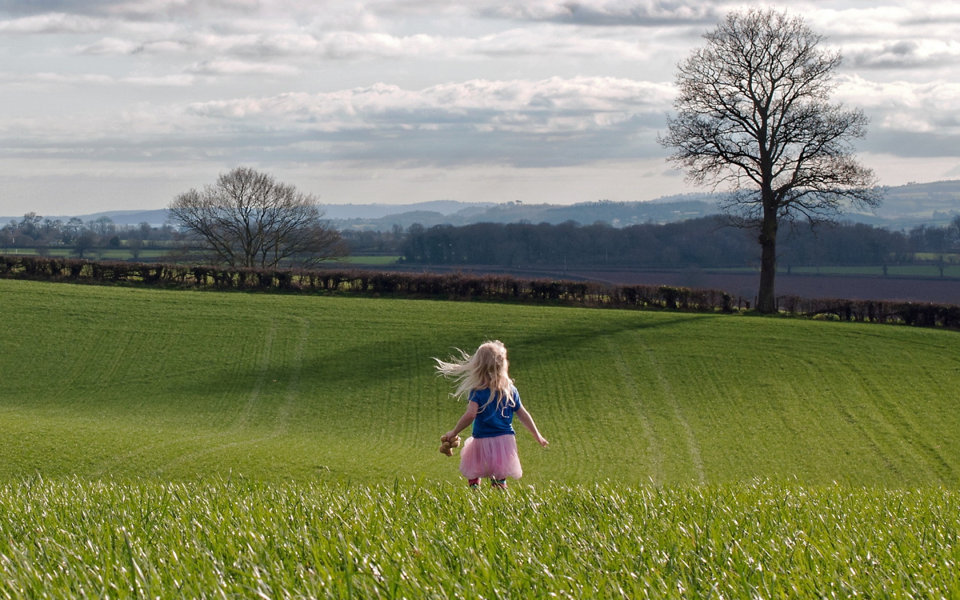 Дети просторов. Девочка бежит по траве. Девушка бежит по траве. Девочка в поле. Девочка бежит в поле.