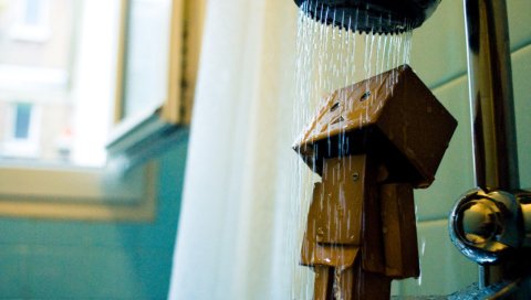 Danboard, картонный робот, душ, вода, мокрый