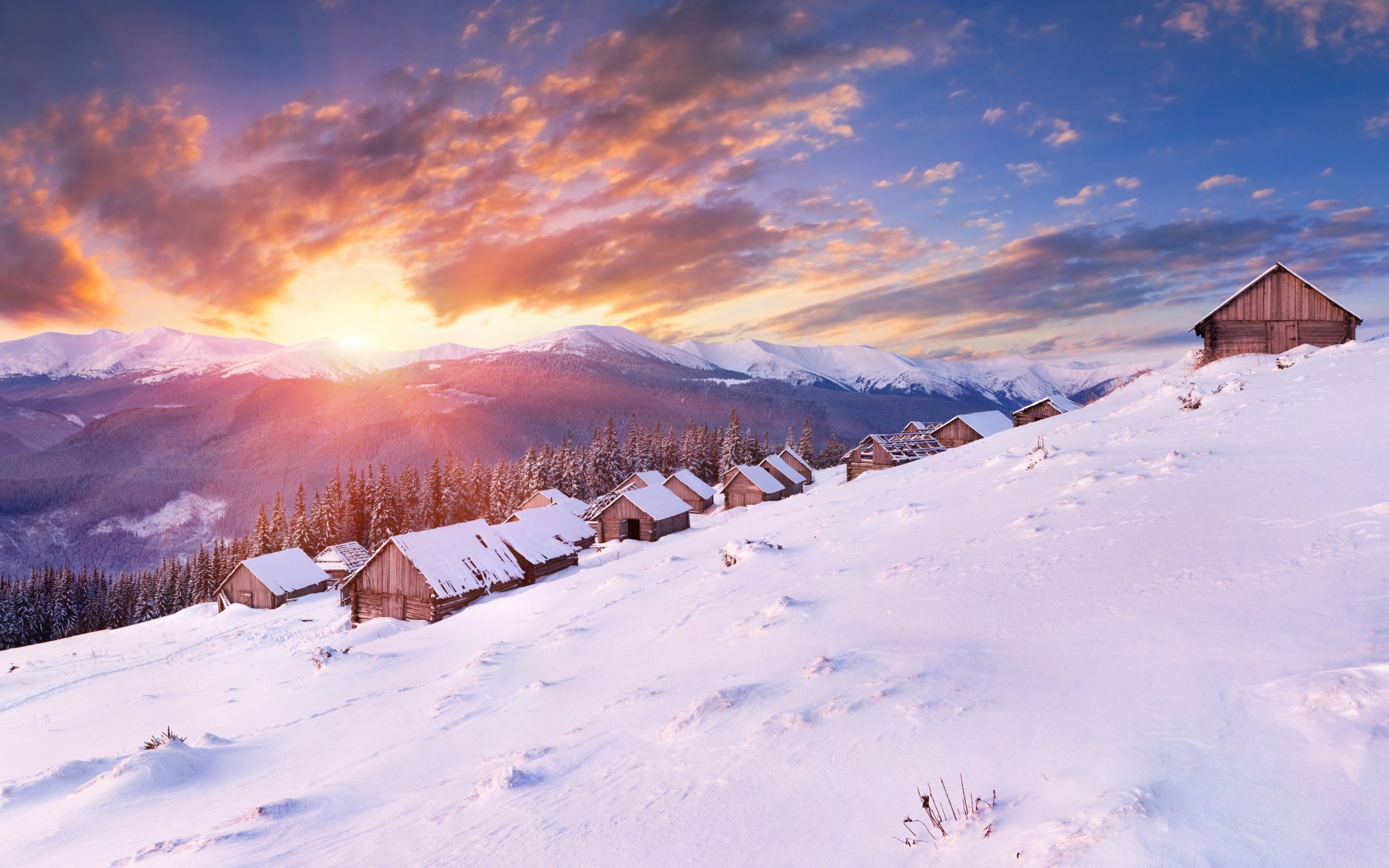 Картинки Дома, снег, склон, горы, закат, солнце, вечер, свет, лес фото и обои на рабочий стол