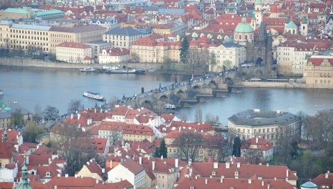 Чехия, прага, крыши, здания, река, мост, вид сверху