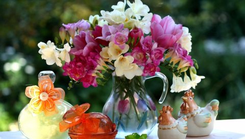 Тюльпаны, фрезия, цветы, букет, кувшин, фигурки, украшения