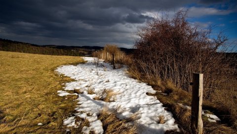 Весна, снег, поле, талой патч, забор