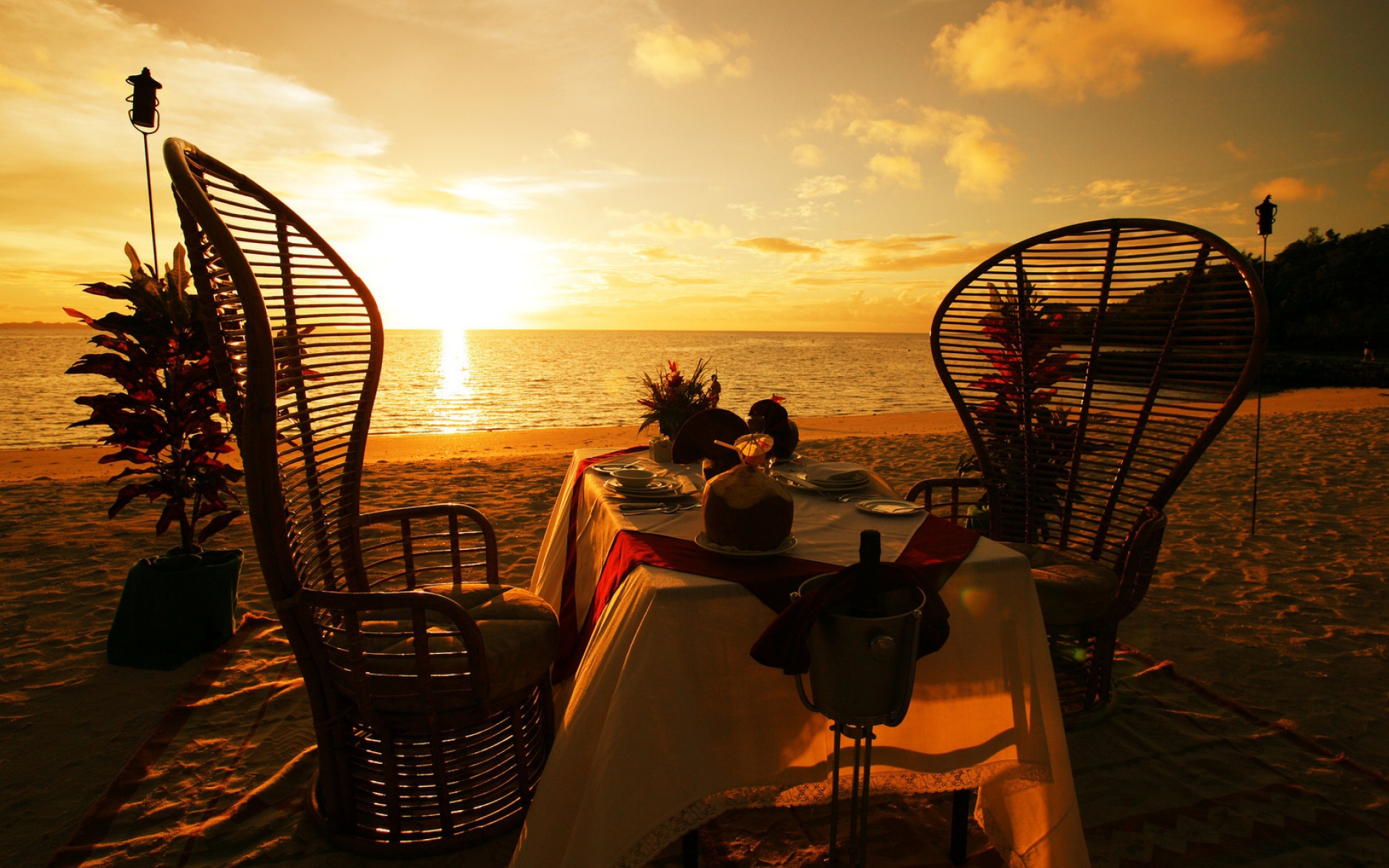 Картинки Берег, пляж, песок, закат, романтизм, встреча, стол, ужин фото и обои на рабочий стол