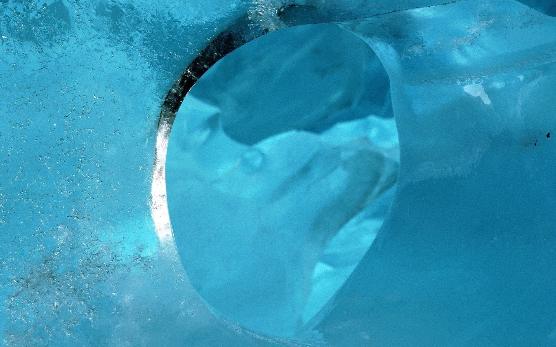 Трещины воды. Замерзшая вода. Лёд. Вода со льдом. Ювелирные украшения во льду.
