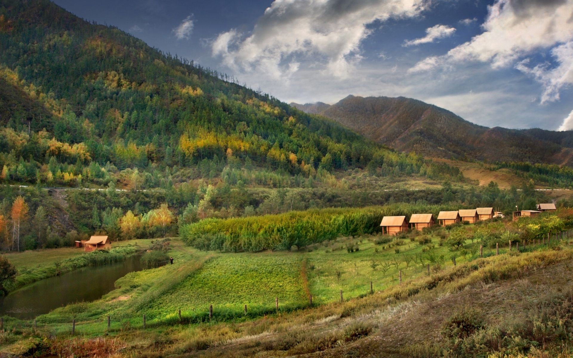 Картинки Алтай, горы, осень, домики, пруд, лес фото и обои на рабочий стол