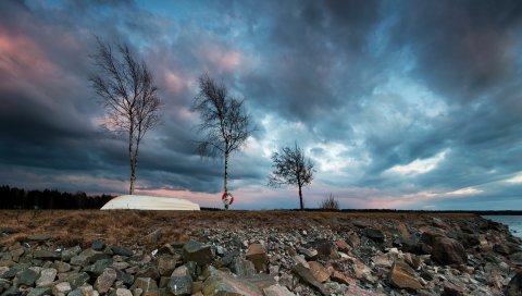 Каменистый берег, лодка, береза, спасательный круг, облачно